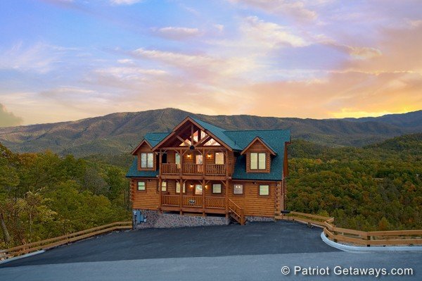 Grand Timber Lodge, a 5-bedroom cabin rental located in Pigeon Forge