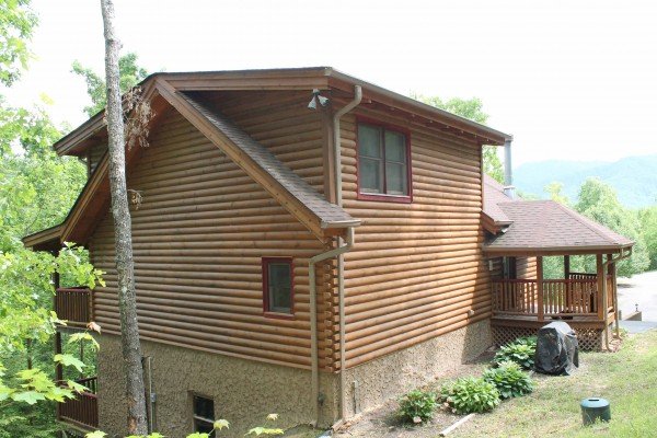 Side exterior view of the cabin at Laid Back, a 2 bedroom cabin rental located in Pigeon Forge