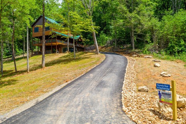 Paved driveway to Heavenly Daze, a 4 bedroom cabin rental located in Pigeon Forge