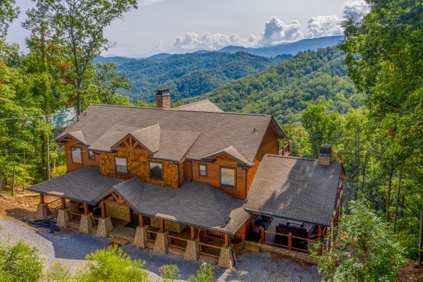 Black Bears & Biscuits Lodge, a 6 bedroom cabin rental located in Pigeon Forge