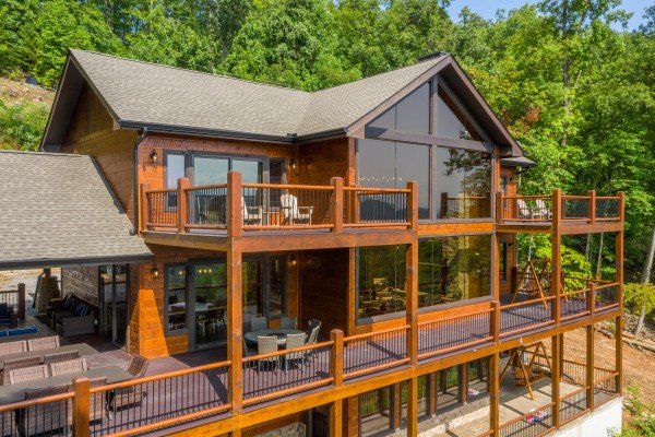 Black Bears & Biscuits Lodge, a 6 bedroom cabin rental located in Pigeon Forge