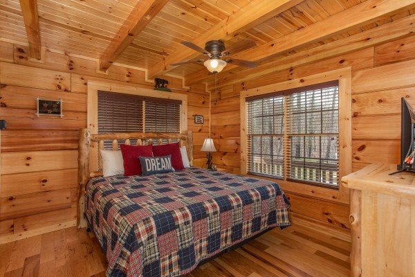 King bed in the main floor bedroom at Moonlight Inn Gatlinburg, a 2 bedroom cabin rental located in Gatlinburg