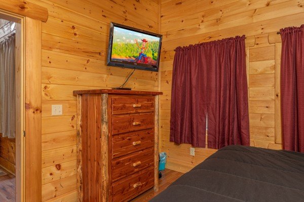 Dresser and TV in a bedroom at King Wolf Lodge, a 3 bedroom cabin rental located in Pigeon Forge