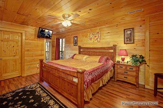 First floor bedroom with king size bed at Paradise Found, a 1 bedroom cabin rental located in Gatlinburg
