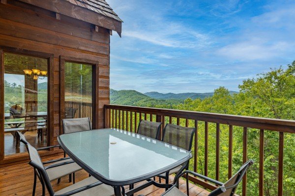 Deck dining at Auburn Sky, a 4 bedroom cabin rental located in Pigeon Forge