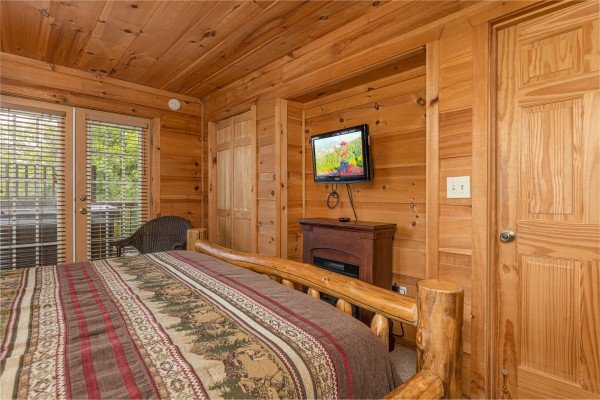 Fireplace and TV in a bedroom at Auburn Sky, a 4 bedroom cabin rental located in Pigeon Forge