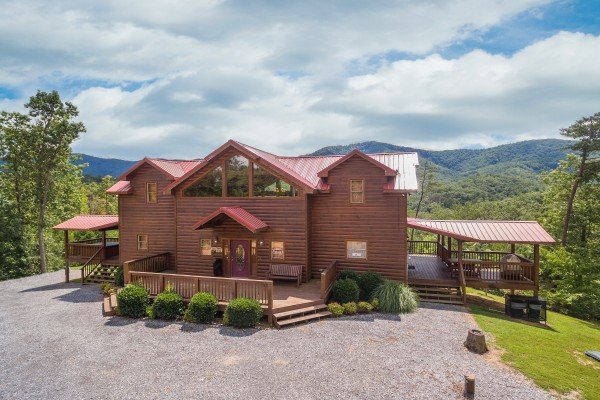 Plenty of flat parking in the gravel driveway at Four Seasons Lodge, a 3-bedroom cabin rental located in Pigeon Forge